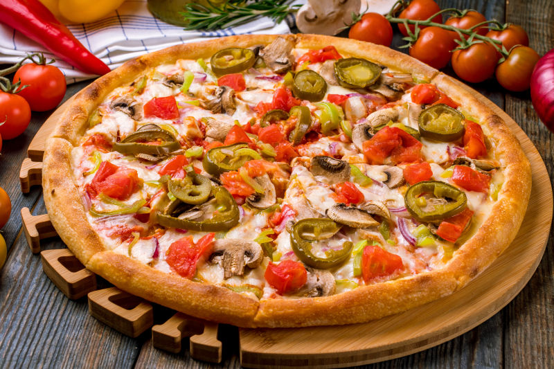 木盘上的蔬菜披萨