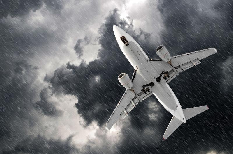 恶劣天气风暴雨中机场着陆的飞机进场