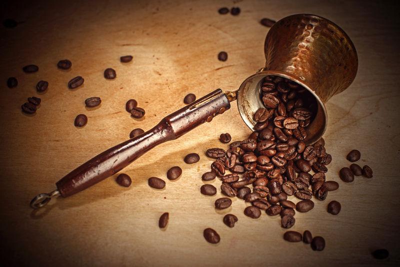 木桌上洒落的咖啡豆