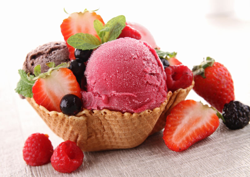 灰色桌面上的草莓水果冰淇淋