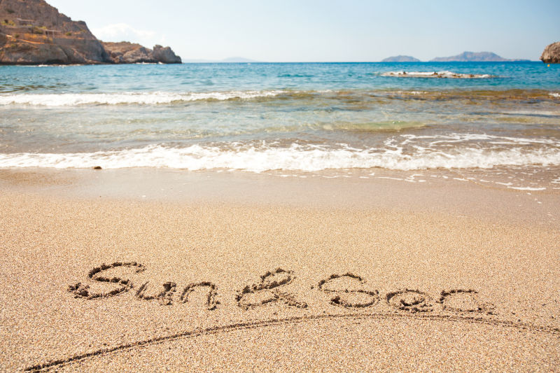 沙滩上手工制作的文字Sun与大海
