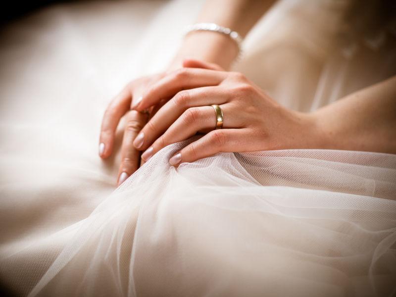 穿着婚纱的新娘手上的戒指