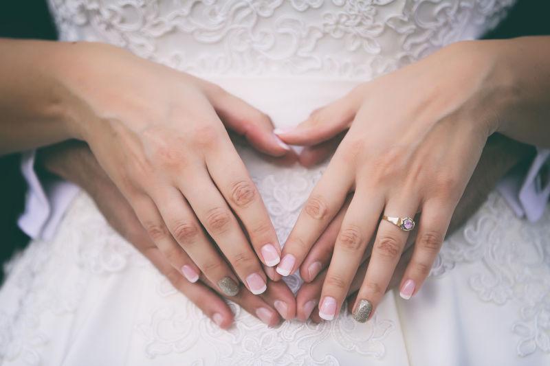 新娘和新郎手上的结婚戒指