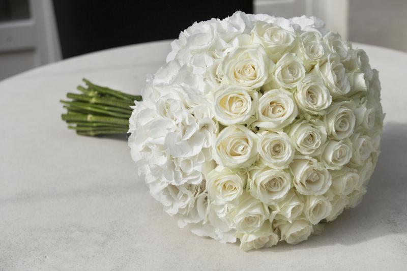 美丽的白色手捧花