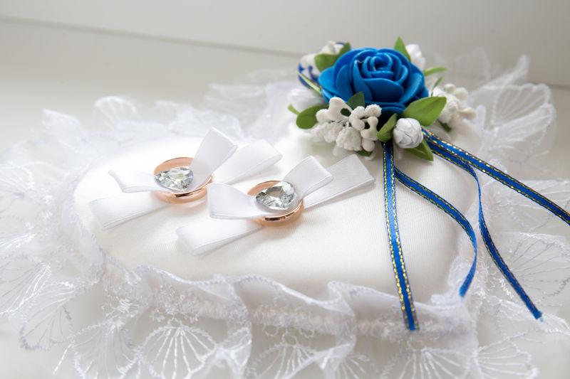 白色礼盒上的结婚戒指