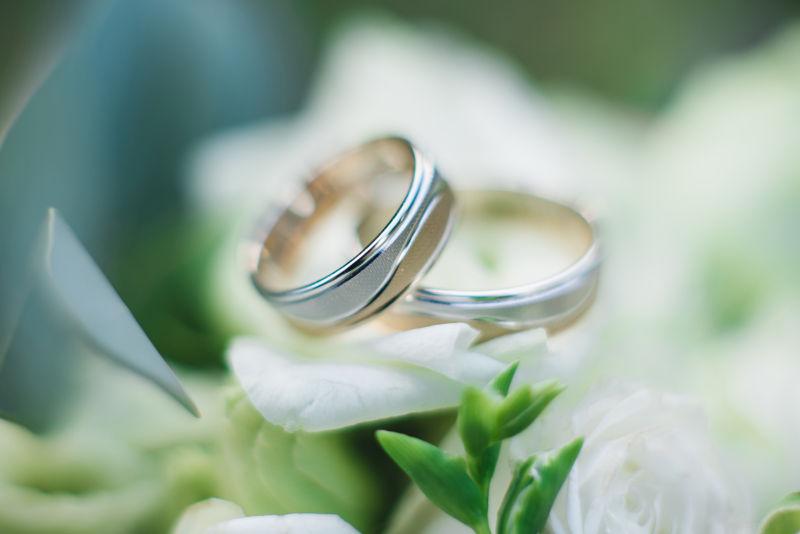 花瓣上的一对结婚戒指