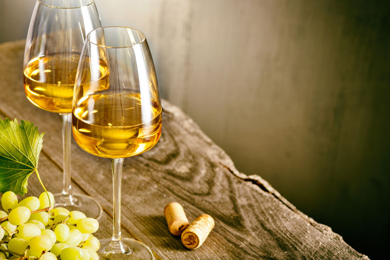 木质板上的葡萄和杯中的酒