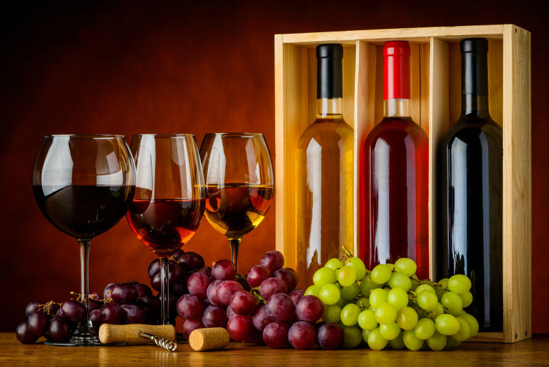 木质板上各种各样样的红酒和葡萄