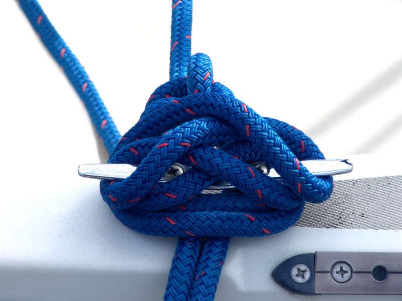 蓝帆船绳系在船上的夹板上