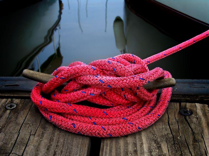 红色的绳子绑在船上