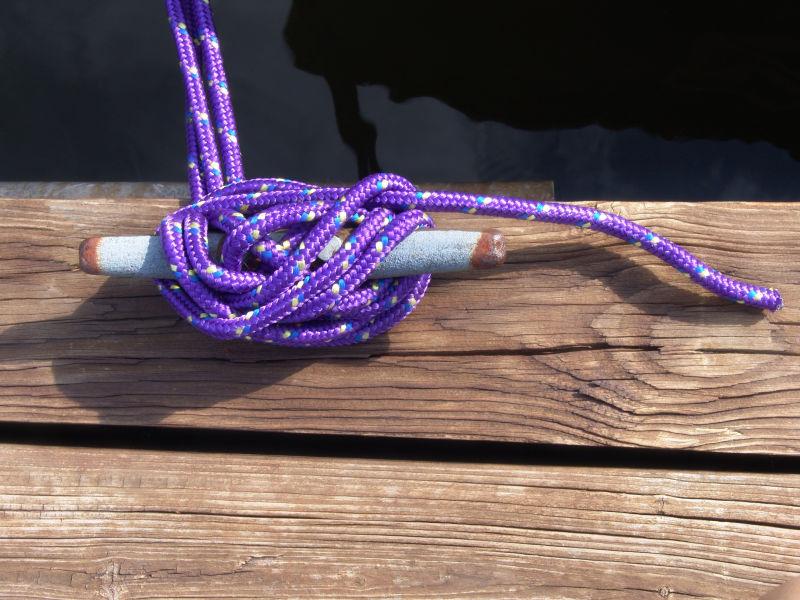 船坞上的紫色船夫绳索