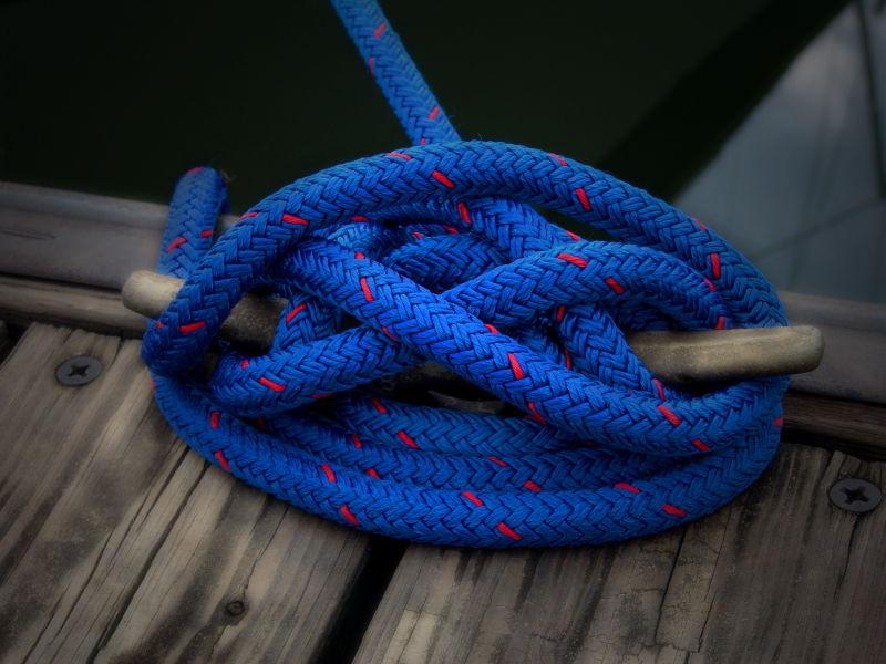 拴在码头上的绳索
