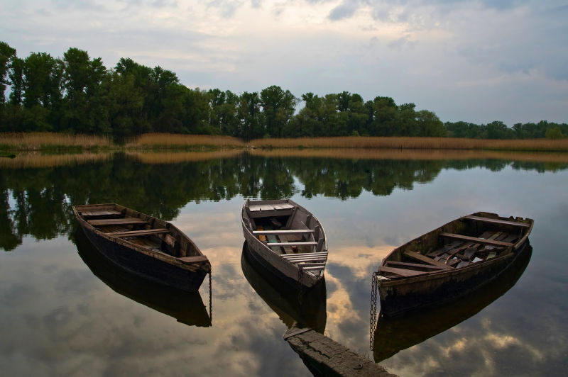 三艘小船停在平静的湖面上