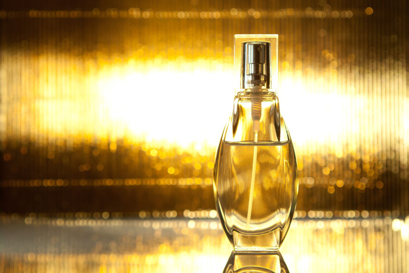黄金背景香水瓶