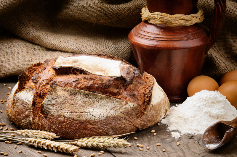 木桌上的面包和面包制作食材