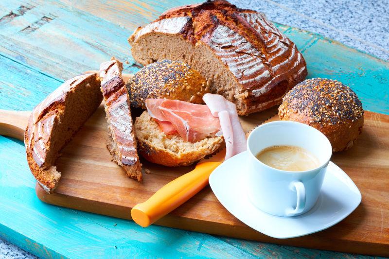 美味的面包搭配火腿和咖啡