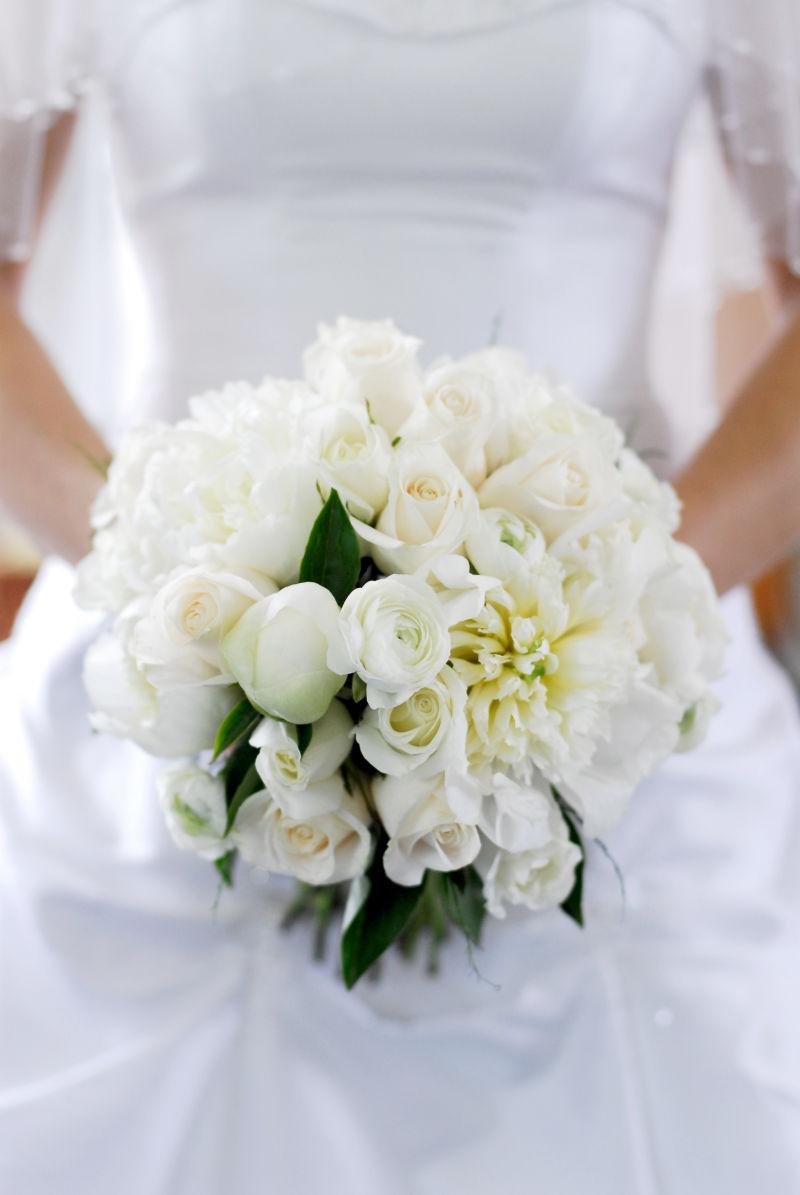 美女新娘手里的白色手捧花