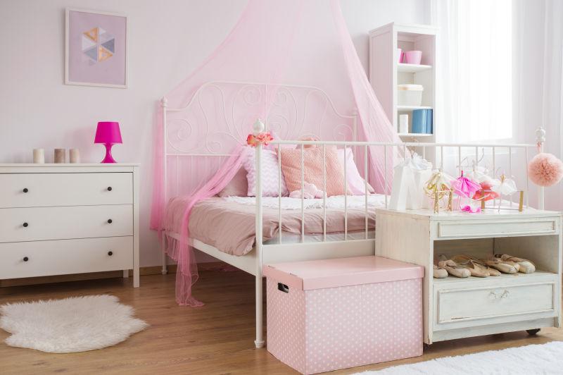 粉色的女孩卧室