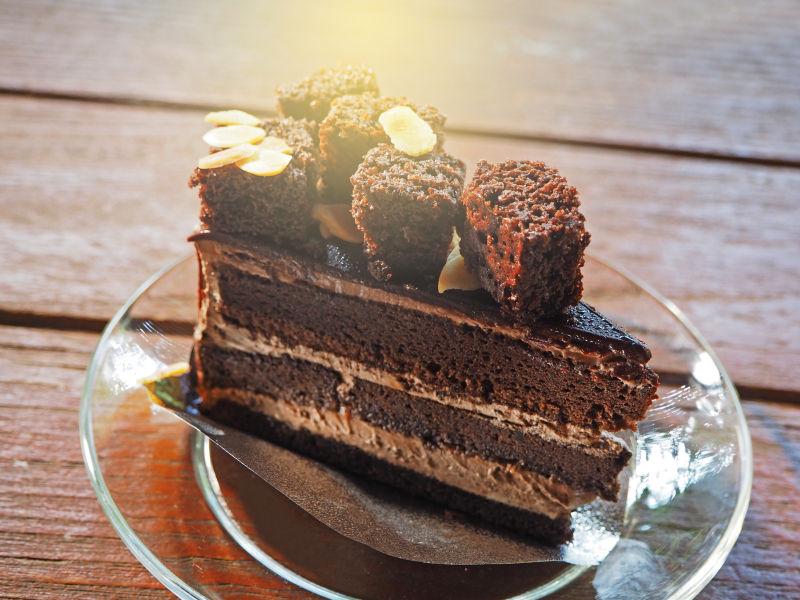 透明盘子里的巧克力蛋糕