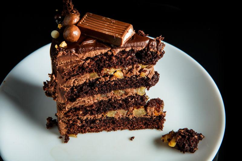 盘子里的千层巧克力蛋糕