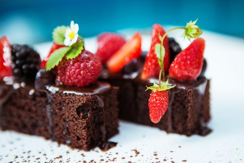 装饰着草莓的巧克力蛋糕