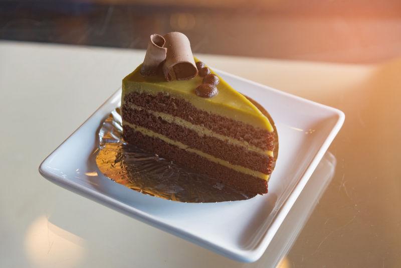 方形碟子里的巧克力蛋糕