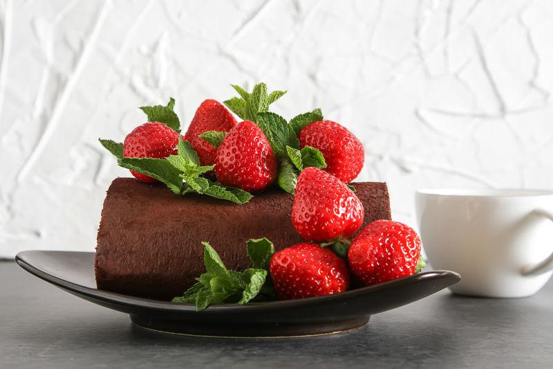 巧克力蛋糕上的新鲜草莓