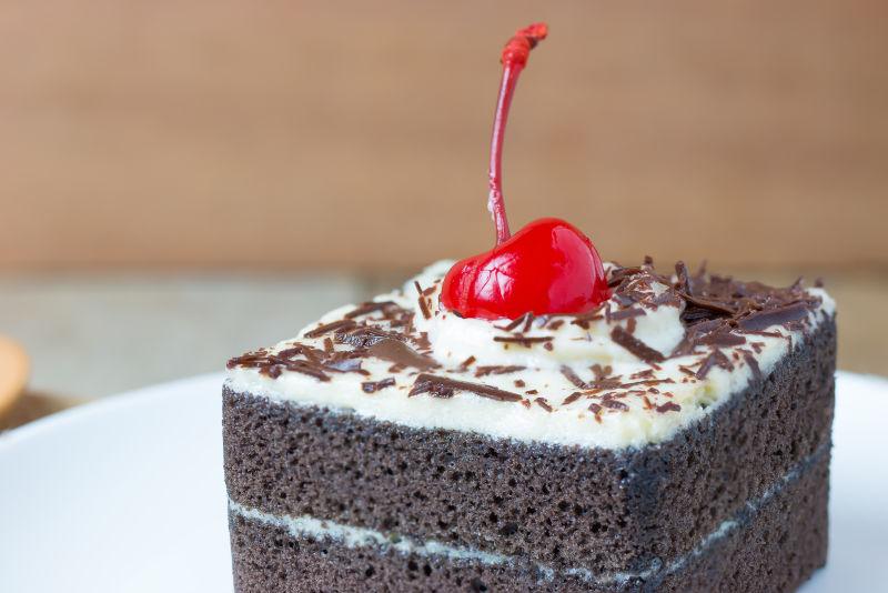 巧克力蛋糕上的红色樱桃