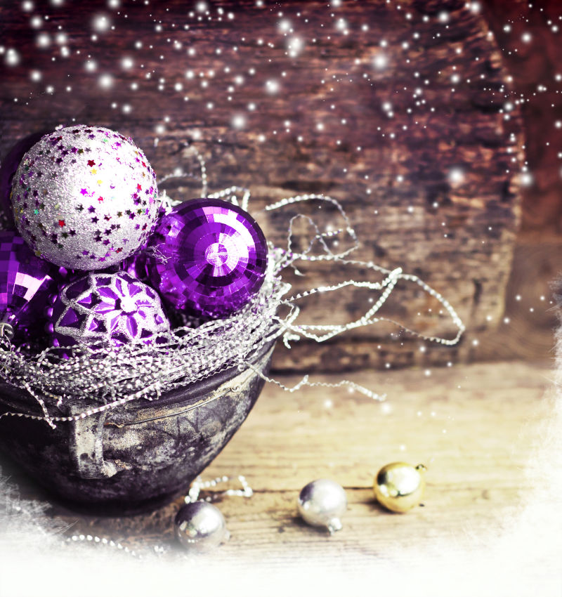圣诞装饰背景中紫色球装饰