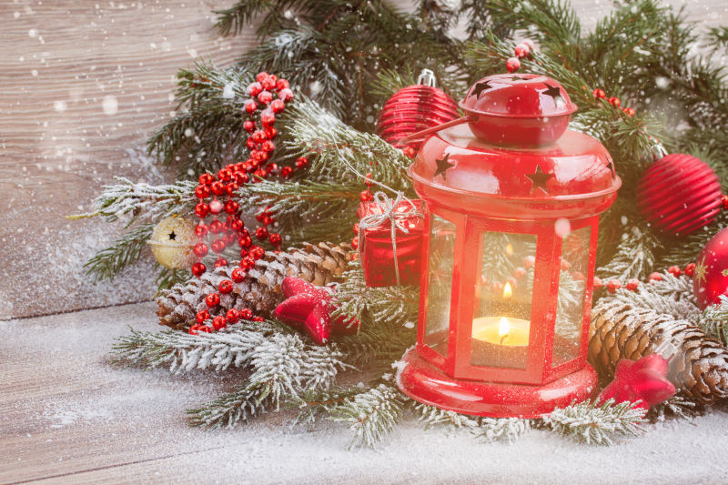 圣诞树与红色的蜡烛灯