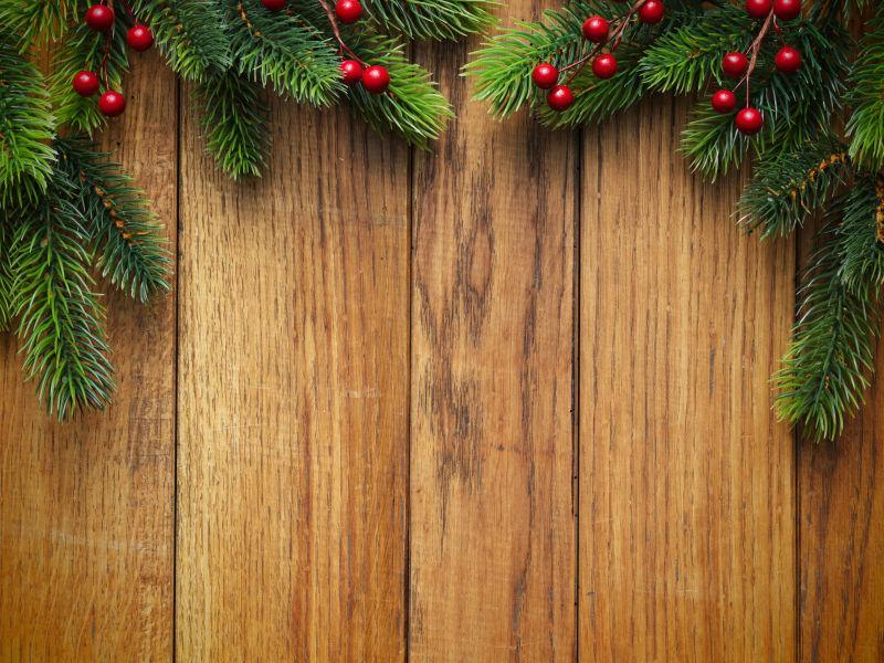 木板上的圣诞枞树装饰