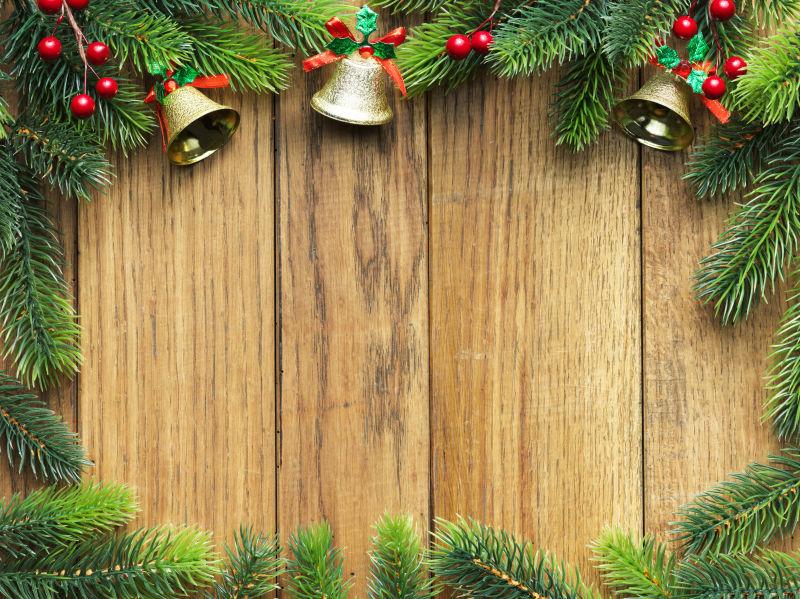 木板上的圣诞枞树和铃铛