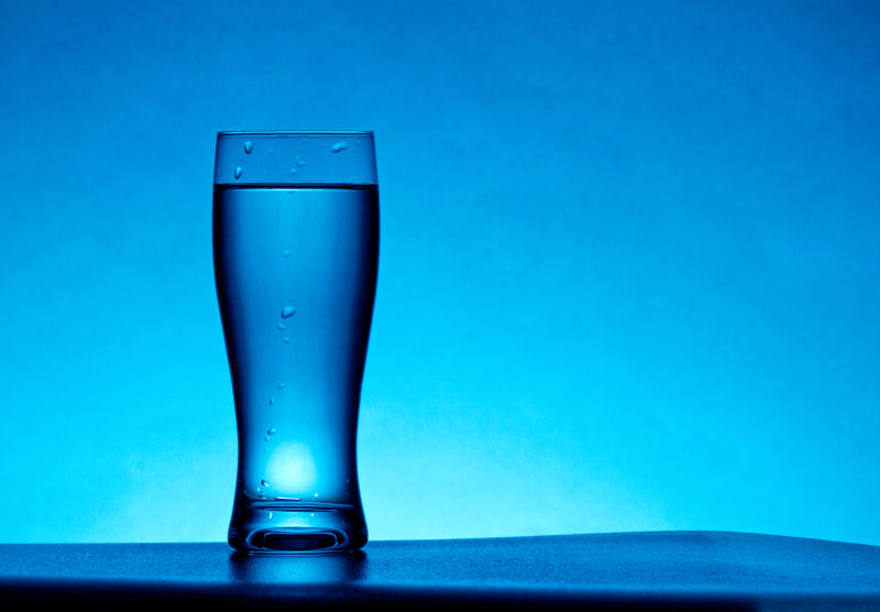 蓝色背景下的健康饮用水