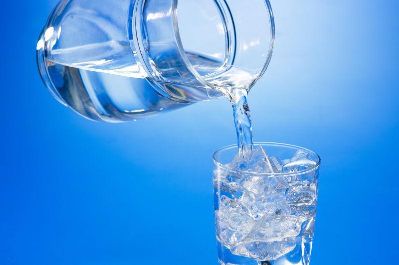 一杯水和水里的冰块