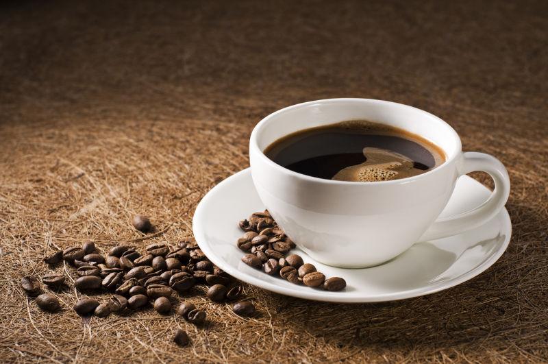 咖啡与咖啡杯和咖啡豆