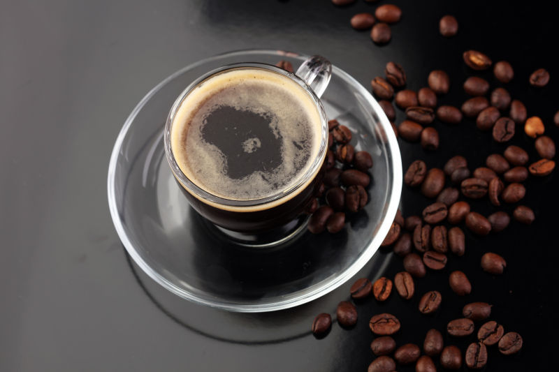 美味的黑咖啡与咖啡豆
