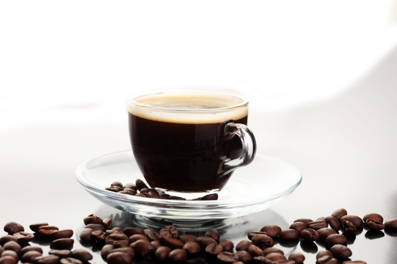可口的黑咖啡与咖啡豆