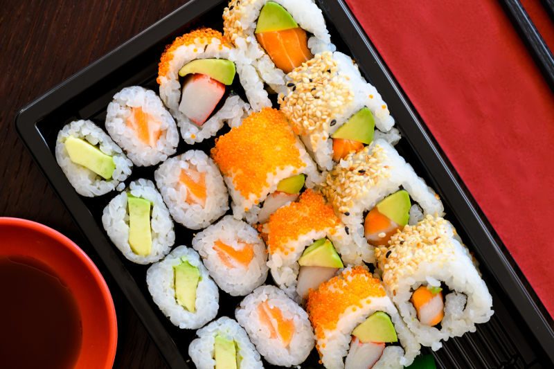 多种口味的鱼籽寿司
