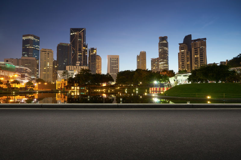 夜景中的柏油路