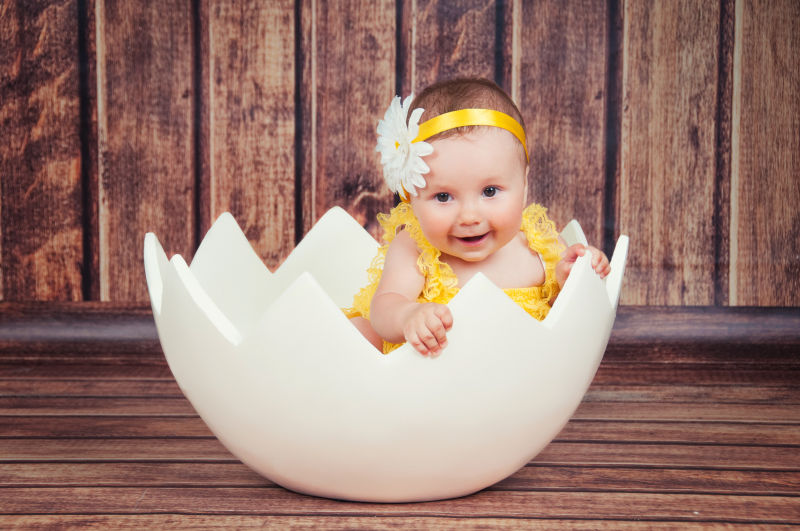 在白色蛋壳模型中的宝宝