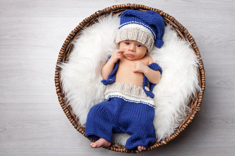 戴着蓝色帽子的宝宝