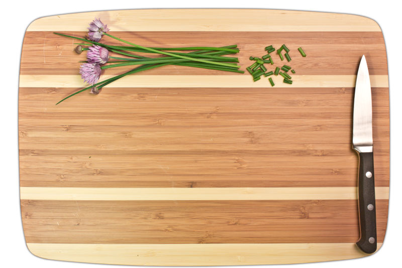 木制砧板上的刀具和韭菜