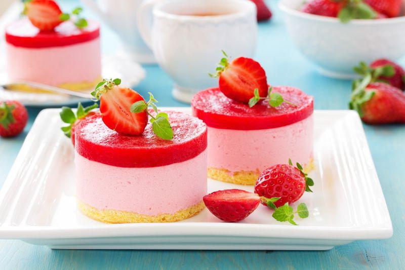 草莓蛋糕配浆果果冻