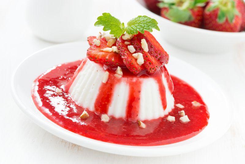 草莓酱在盘子上