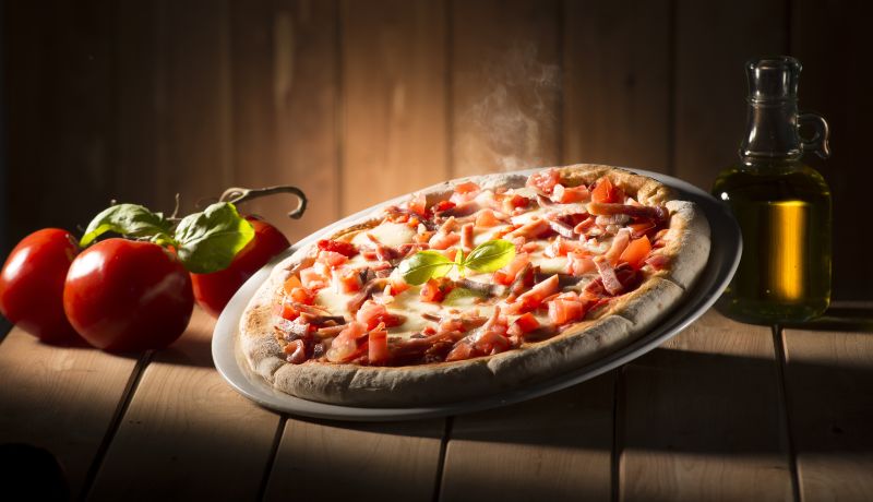 阳光下的番茄披萨