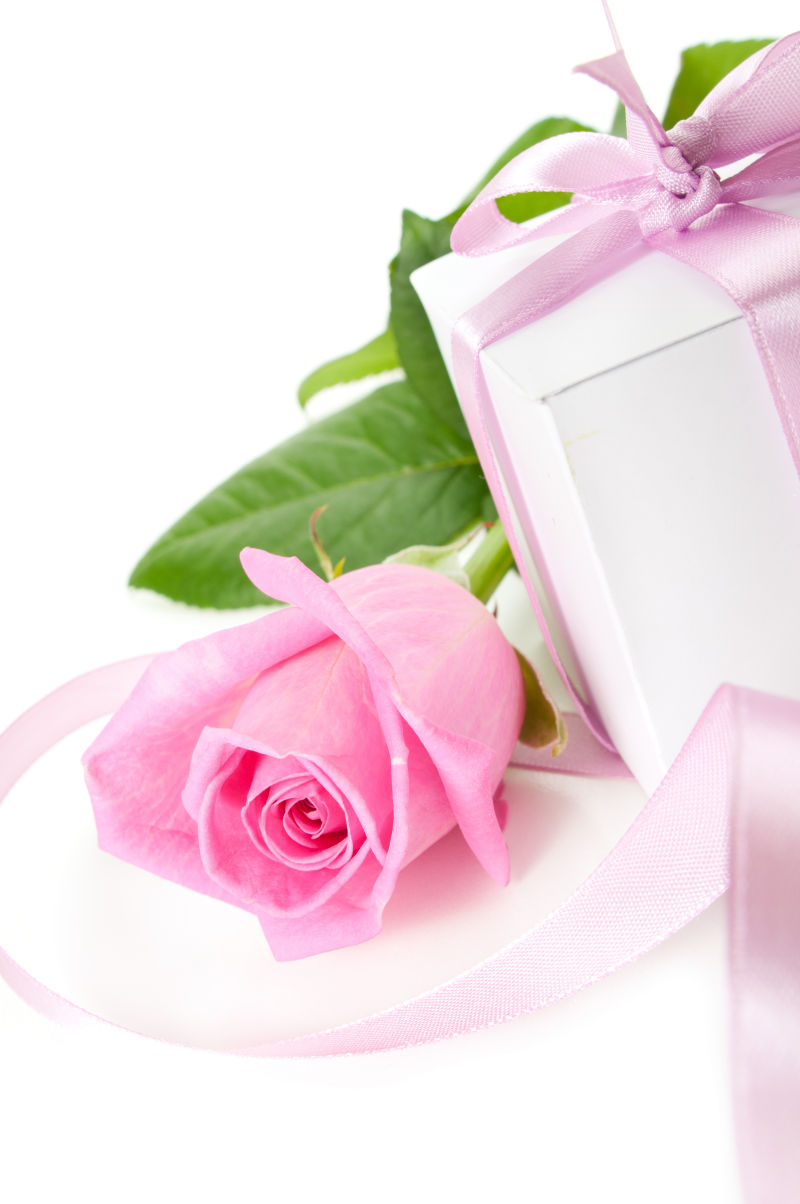 粉色包装丝带和粉色玫瑰花