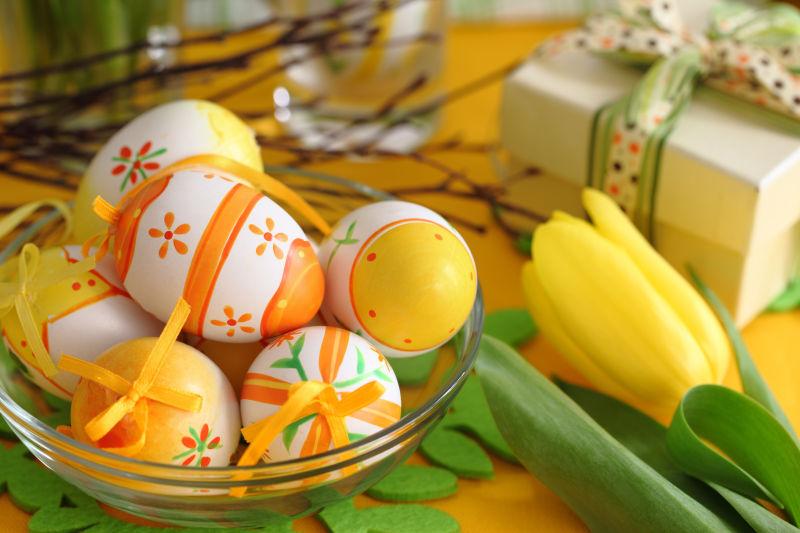 黄色桌子上的复活节彩蛋和黄色郁金香