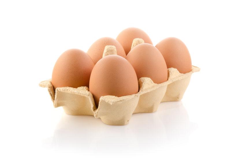 装在纸箱上的六个鸡蛋