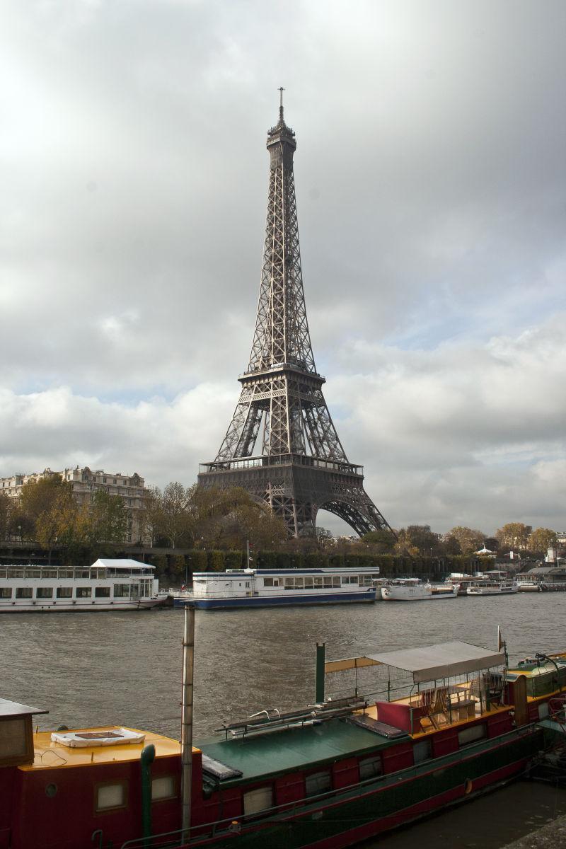 湖边的巴黎埃菲尔铁塔