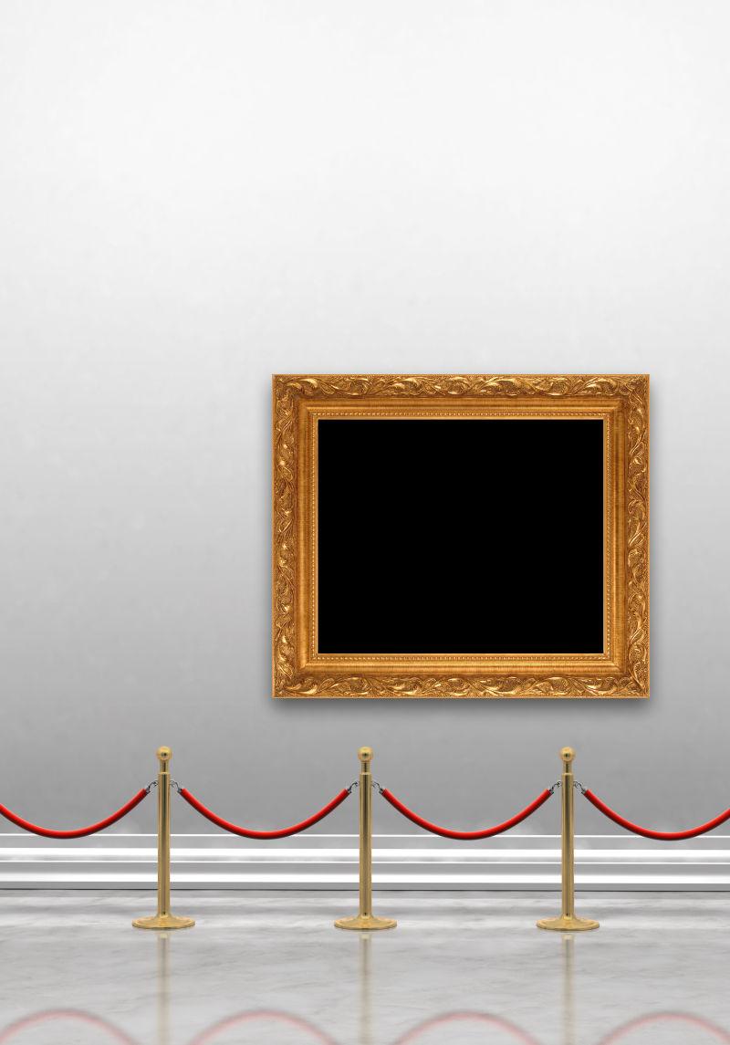 墙上挂着空白画框的美术馆